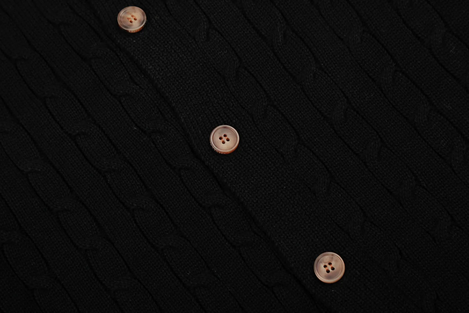 P250 Top quality" Style number: DS806# (not off the shelves all year round) [Ralph Lauren solid color pony embroidery logo male god style twist knitted cardigan] ✅Ralph Lauren Ralph Lauren classic basic versatile male god style round neck twist knitted cardigan jacket ✅Main supplier platform live broadcast Wholesale entities Replenish when out of stock Not off the shelf ✅ZP quality 1:1 version Scan the code to enter the GF website Counter quality ✅Detailed quality is the only one in Guangzhou. Imported quality veil, focusing on high-end, cost-effective, good quality needless to say. ✅The version restores the original order. The maximum size can be worn up to 200 pounds. Loose, comfortable and stress-free. ✅The upper body is simple and easy to match. A must-have for men. Good-looking clothes are never picky. A must-have for men's wardrobe. Size: S-XL. Color: Black, White, Gray, Khaki, Navy Blue, Gentleman's Lake Blue.
